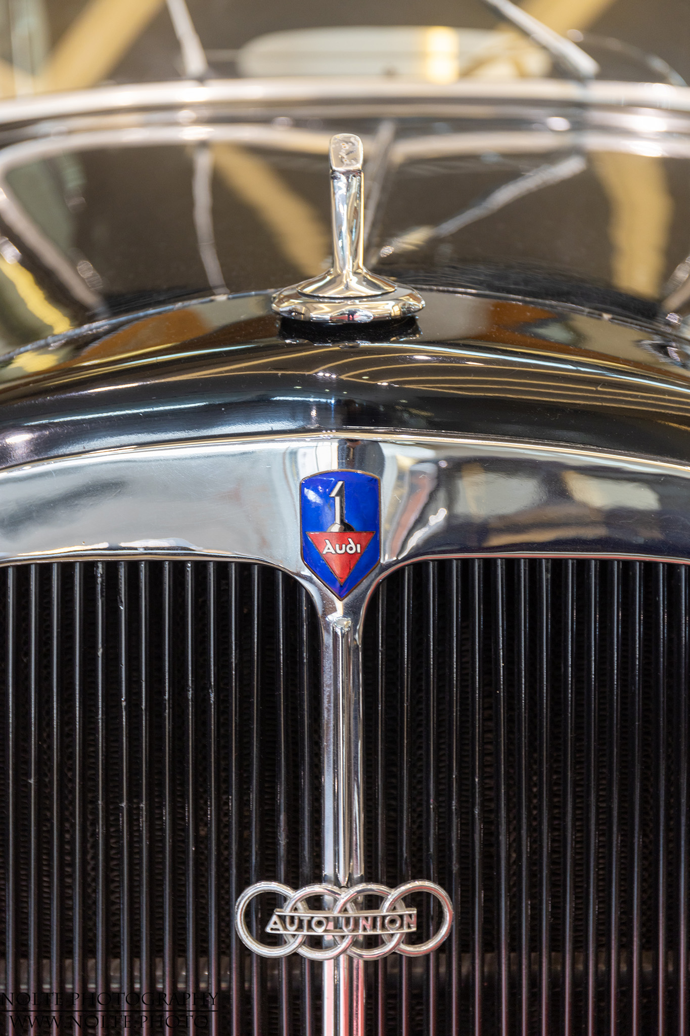 AUdi Logo und Kühlerfigur mit Auto Union-Logo